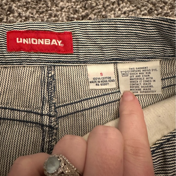 Union Bay Skirt. Juniors 5. - Picture 2 of 7